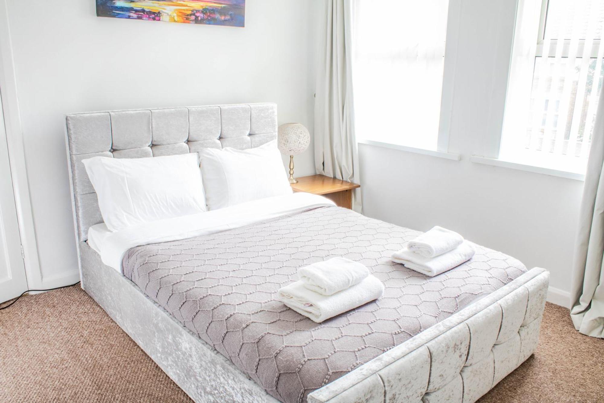 3 Bed House - Free Parking - 10 Minutes To Centre - Perfect For Families, Contractors And Relocators - Long Rates Available York