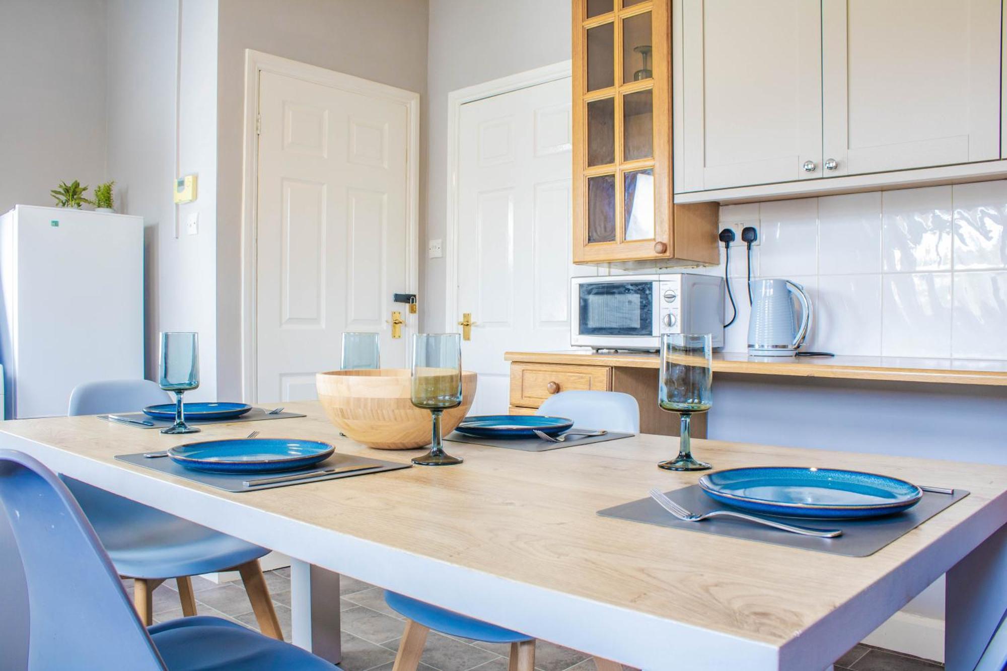 3 Bed House - Free Parking - 10 Minutes To Centre - Perfect For Families, Contractors And Relocators - Long Rates Available *