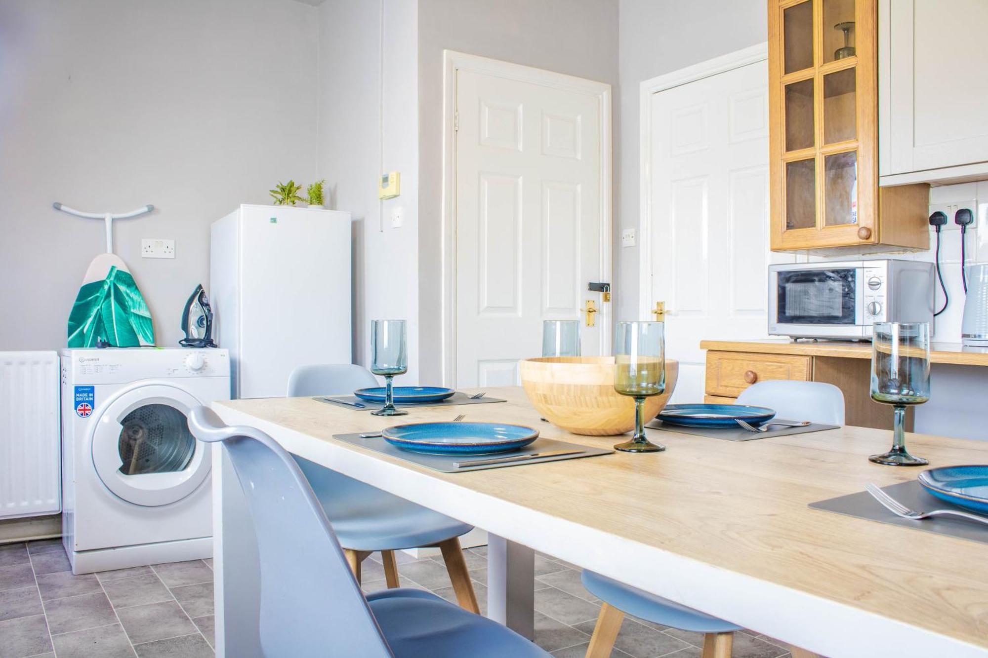 3 Bed House - Free Parking - 10 Minutes To Centre - Perfect For Families, Contractors And Relocators - Long Rates Available York