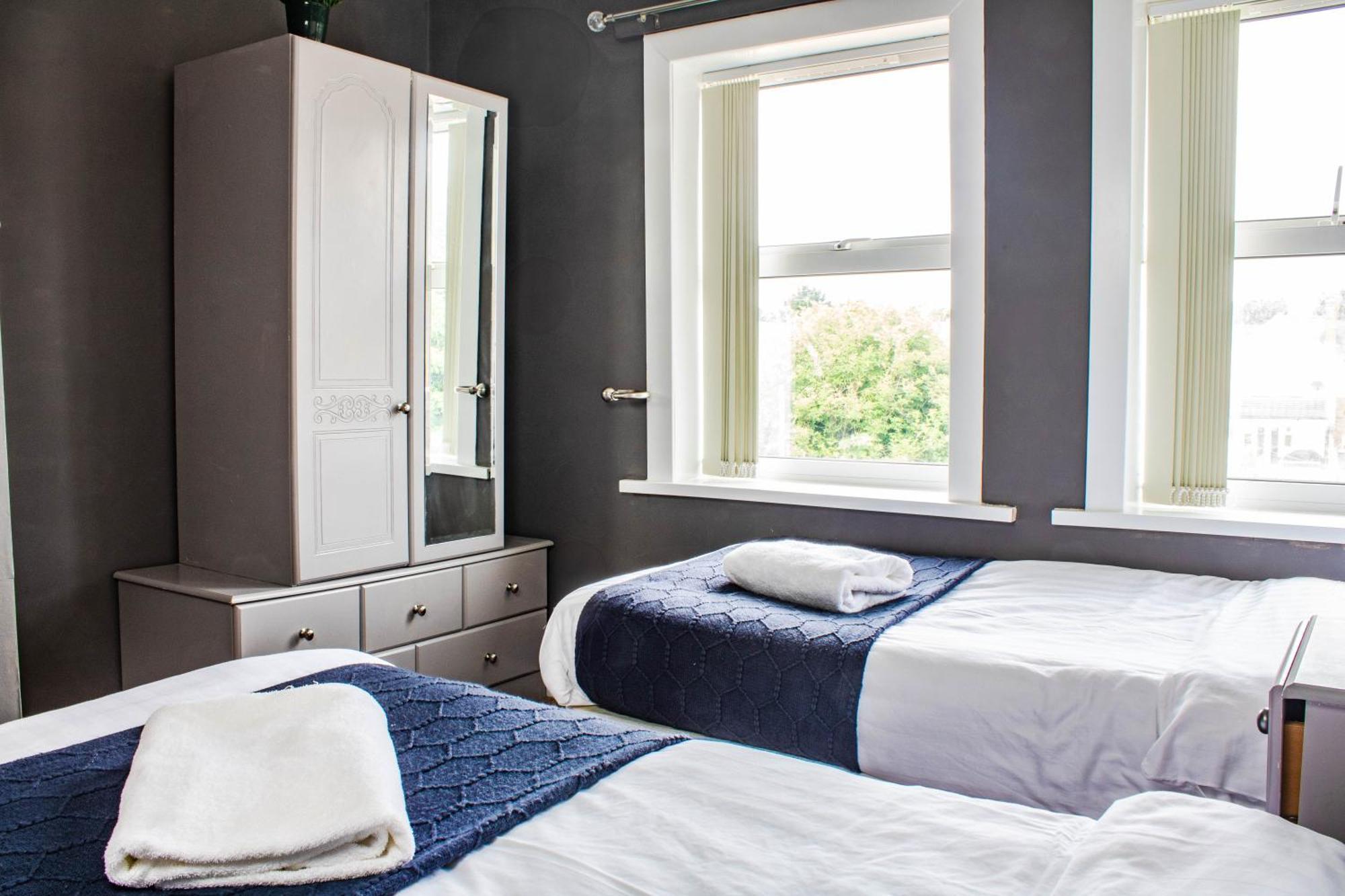 Apartment 3 Bed House - Free Parking - 10 Minutes To Centre - Perfect For Families, Contractors And Relocators - Long Rates Available
