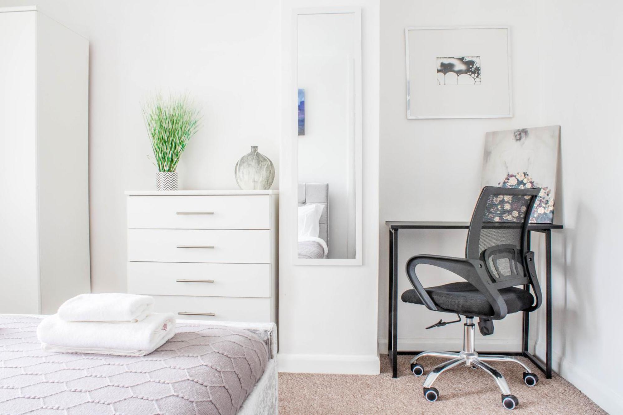 Apartment 3 Bed House - Free Parking - 10 Minutes To Centre - Perfect For Families, Contractors And Relocators - Long Rates Available *