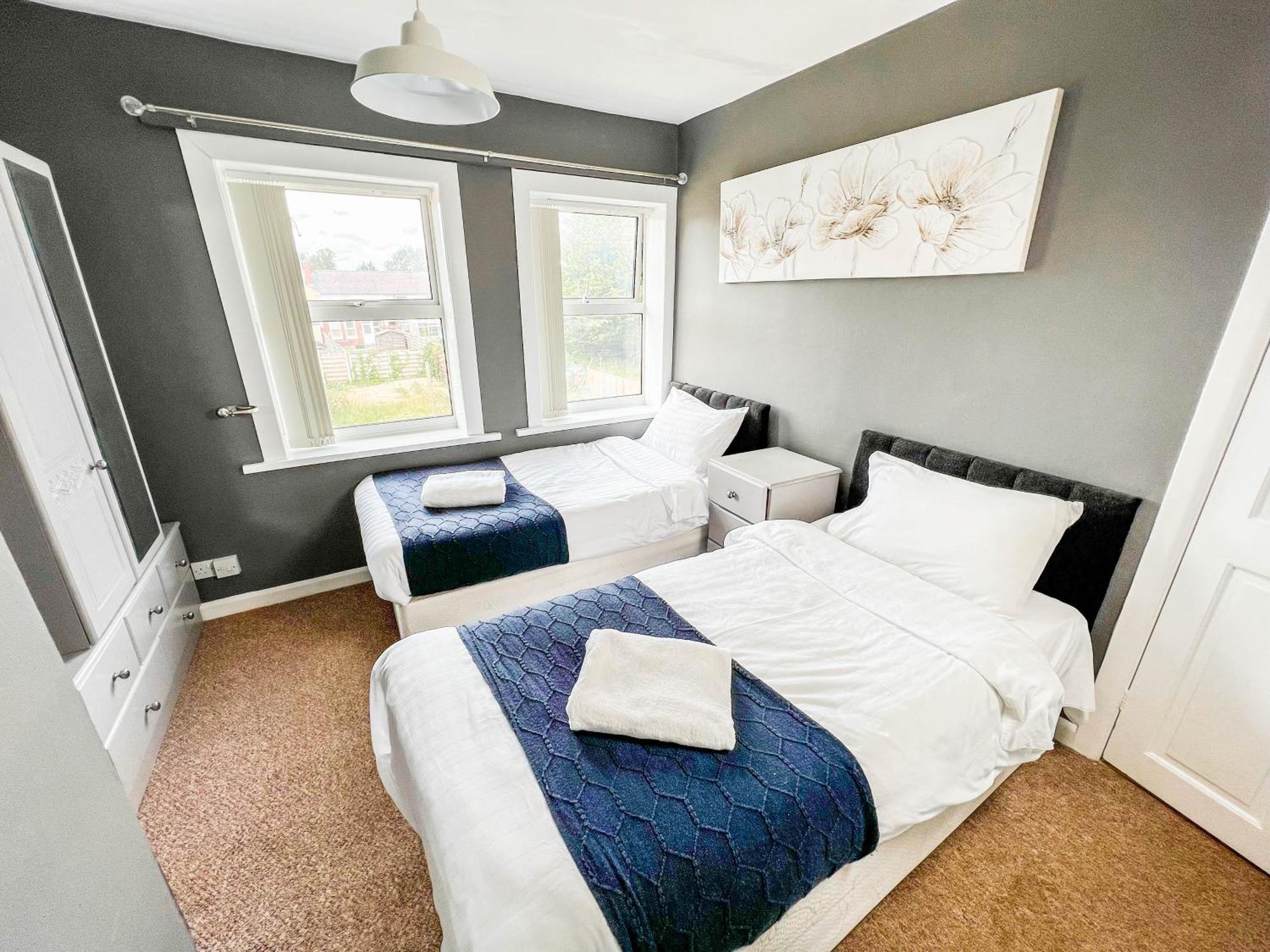 3 Bed House - Free Parking - 10 Minutes To Centre - Perfect For Families, Contractors And Relocators - Long Rates Available *