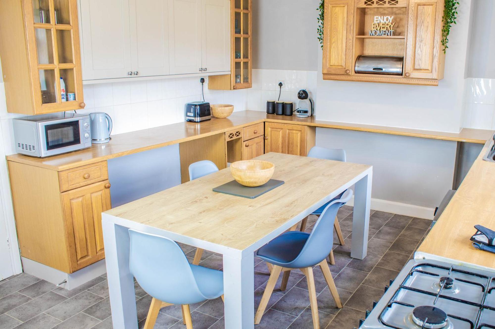 3 Bed House - Free Parking - 10 Minutes To Centre - Perfect For Families, Contractors And Relocators - Long Rates Available * York
