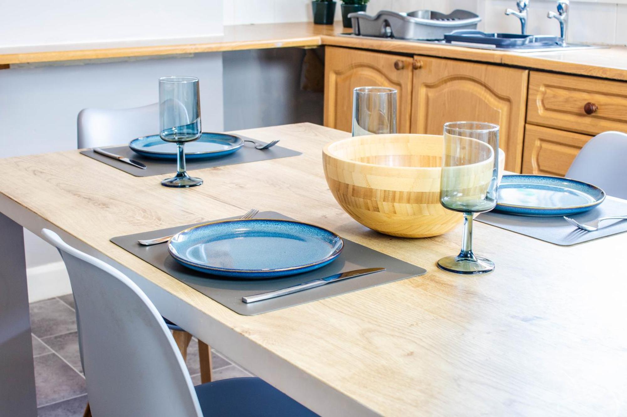 Apartment 3 Bed House - Free Parking - 10 Minutes To Centre - Perfect For Families, Contractors And Relocators - Long Rates Available