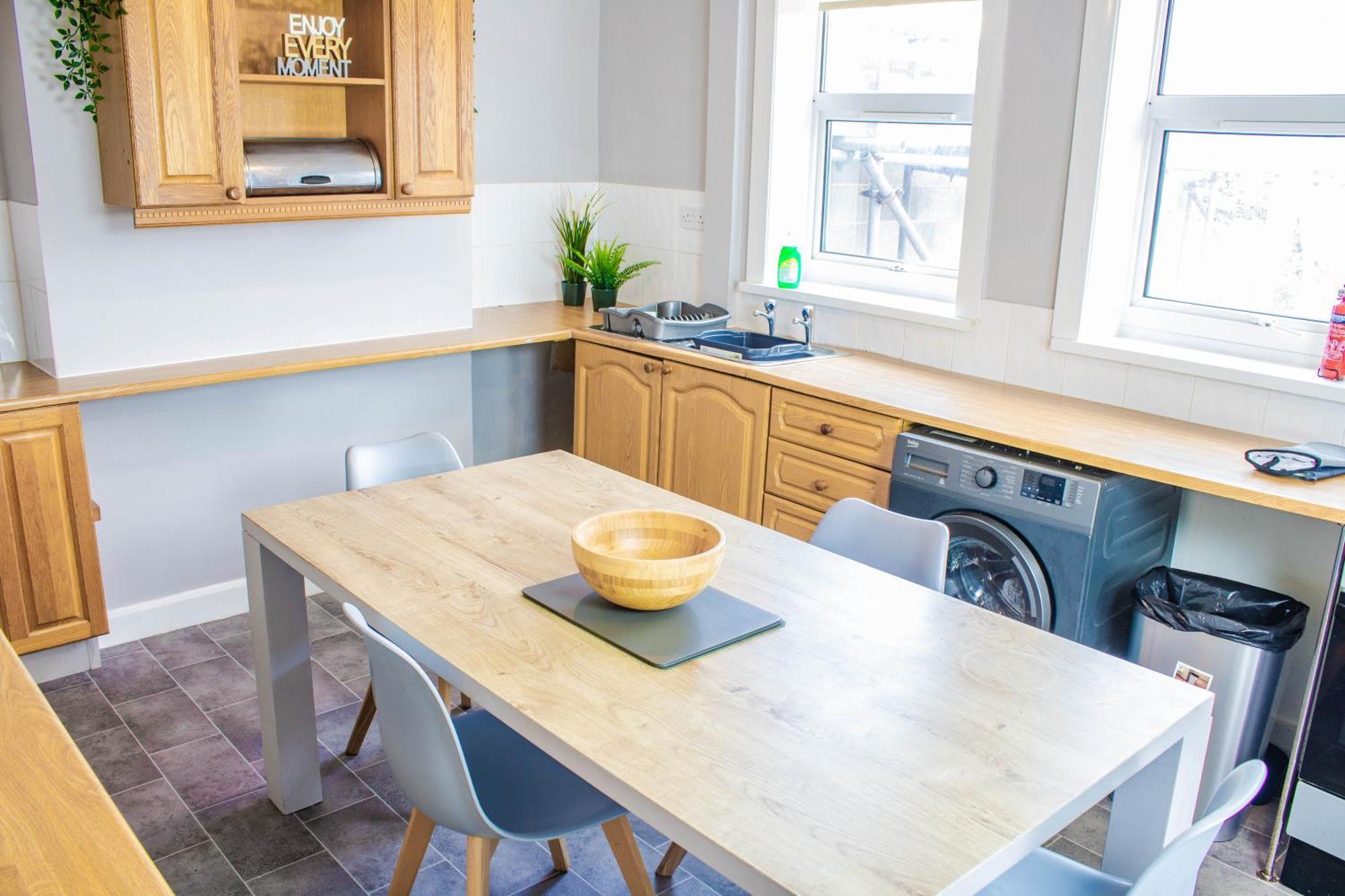 3 Bed House - Free Parking - 10 Minutes To Centre - Perfect For Families, Contractors And Relocators - Long Rates Available Apartment York